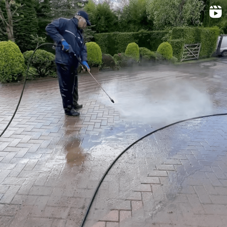 Alleyway and wall jetwashing and pressure washing